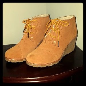 Tom's wedge booties